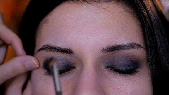 专业化妆师使用眼影
