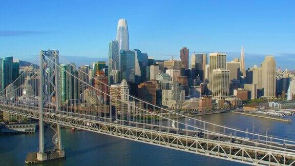 旧金山金融区和海湾大桥鸟瞰图加州美国桥上挤满了车辆用红色武器8K射击