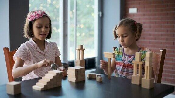 孩子们在家里玩木制玩具积木