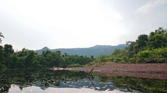 在Corocoro河上的土著独木舟上航行亚马逊州委内瑞拉