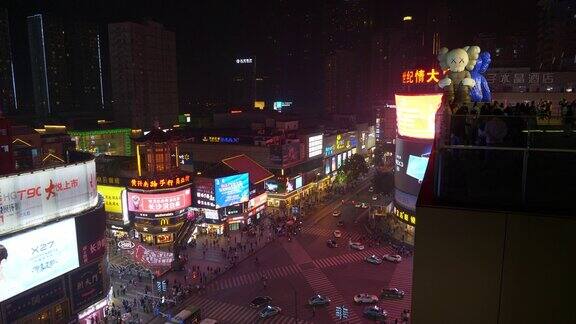 夜间长沙市区著名的拥挤十字路口屋顶全景4k中国