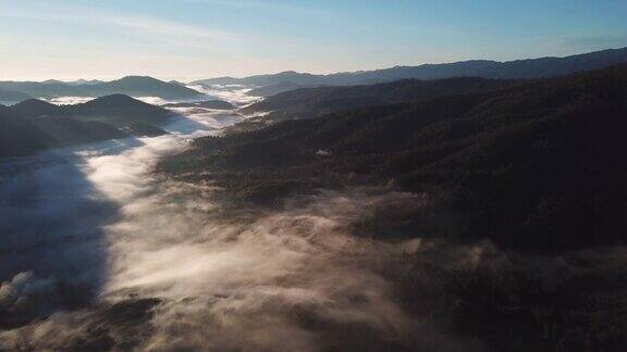 山雾和日出鸟瞰图