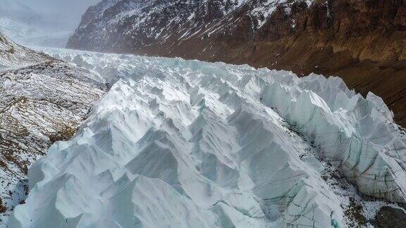 雪白的冰川坐落在高原的山谷中