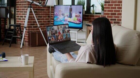 女性在家远程工作同时进行在线视频会议