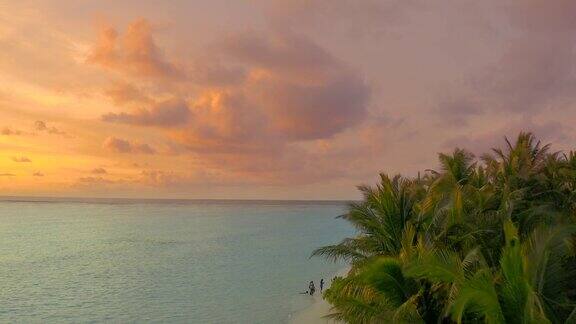 落日时分的沙滩马尔代夫群岛鸟瞰图蓝色的海水浪漫的海湾