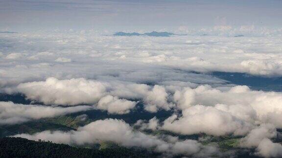 时间流逝的蓝天上的山和移动的雾