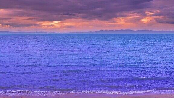 日落时间平静的海浪