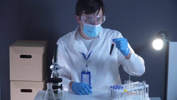 病理学家在实验室研究血液样本科学家在实验室处理DNA样本医疗保健血液检查血液研究实验室工作人员正在准备血液样本载玻片