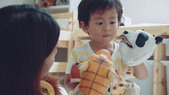 轻松的教育亚洲母亲和儿子玩玩具