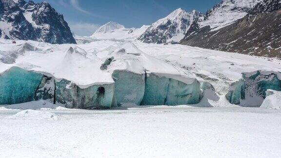 冰川的前端是一个巨大的冰墙