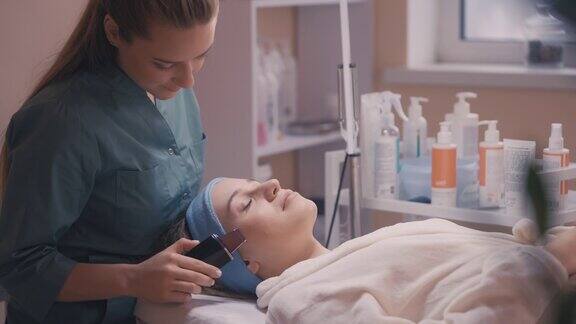 在美容院接受专业超声波面部皮肤护理的妇女