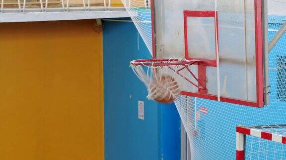篮球飞进旧体育馆的篮子里