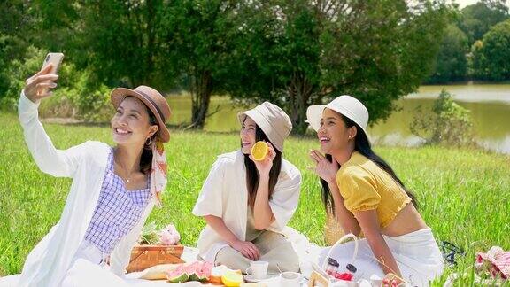 亚洲女性朋友他们在野餐在早上吃饭他们在拍照登记入住