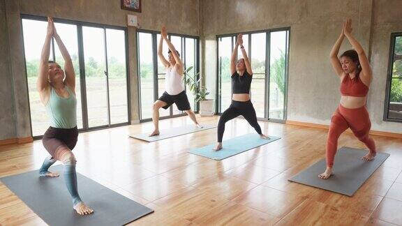 人们健身和练习瑜伽的慢动作