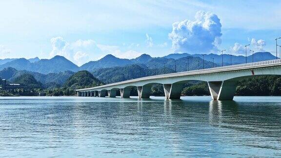 杭州千岛湖风景名胜区清澈见底的湖水和山景桥