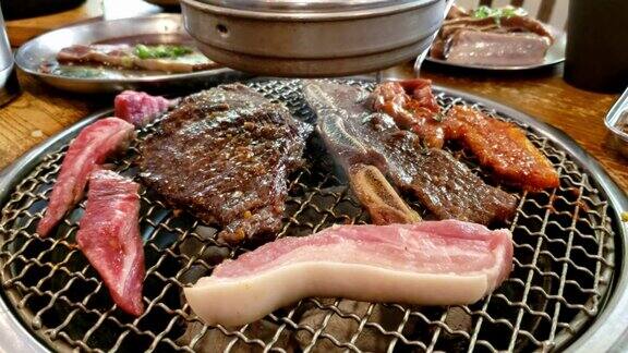 韩国餐厅风格的烧烤与开放式烧烤和木炭