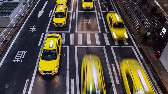 晚上在机场出口处忙碌的黄色出租车排队