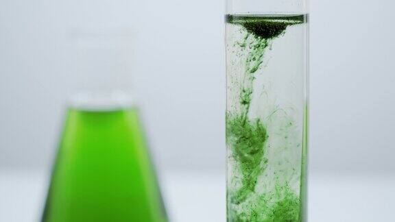 特写试管含有无色液体和绿色试剂