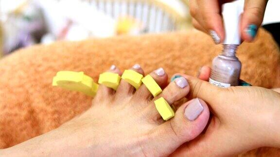 女人在美容院修脚趾甲