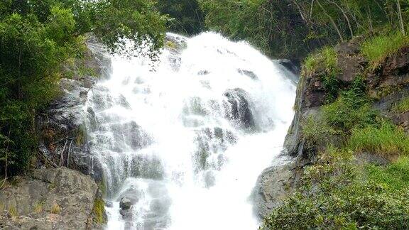 美丽的瀑布沙丽加瀑布泰国