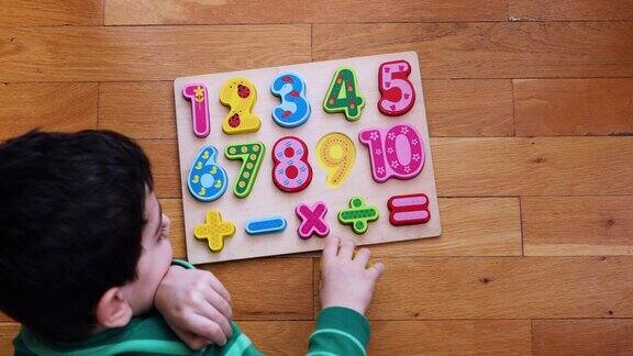 小男孩在地板上玩数字板