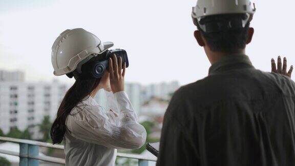 亚洲女工程师戴着VR头盔与承包商会面