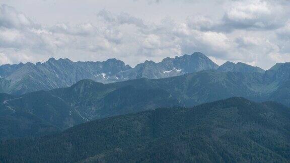 著名的塔特拉山脉(国家公园)山峰云景延时波兰扎科帕内