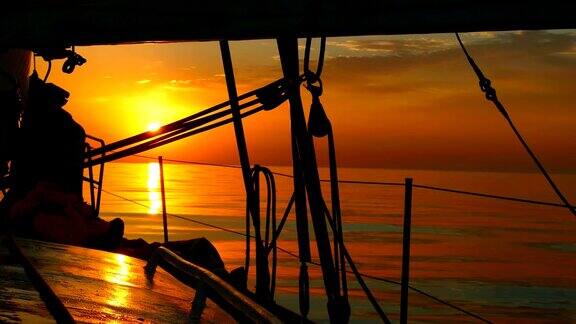 夕阳穿过帆船的帆索