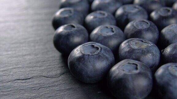 新鲜的蓝莓在黑色纹理石板表面特写多汁浆果轮作