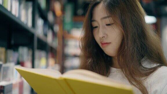 年轻女子在书店看书