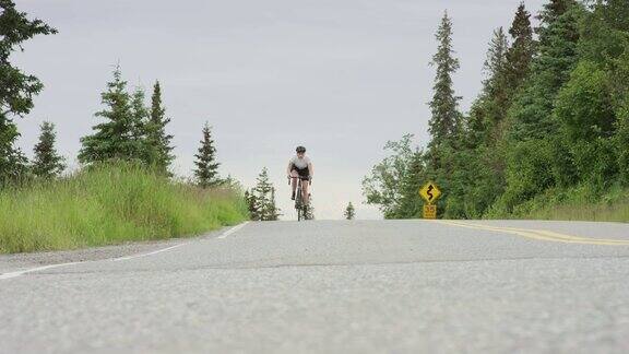骑自行车的人沿着乡村公路骑车