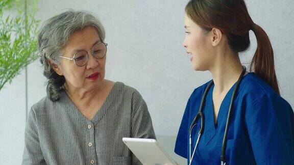 一位年长的女士在医院与女护士交谈