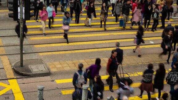 2019年1月9日中国香港一群人正在过马路交通繁忙的人们路上有汽车和电车