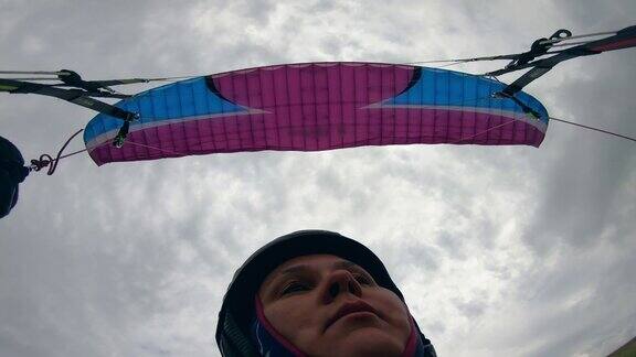 近距离的女人的脸而飞行的滑翔伞