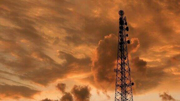 日落时分电信塔随着红云的流逝而流逝