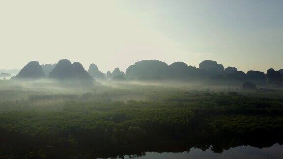 清晨鸟瞰泰国甲米省的山景