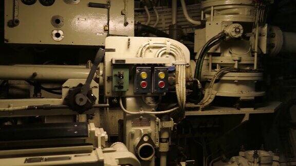 潜艇内部的控制按钮杠杆和机械