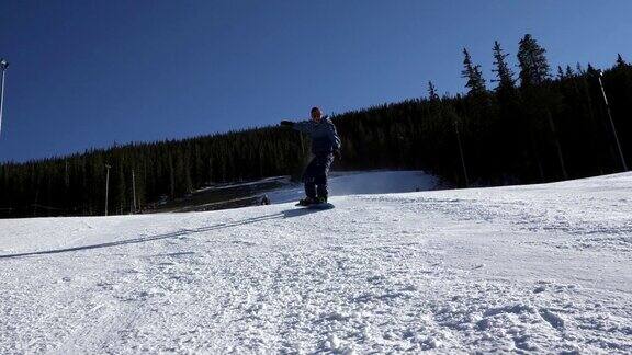 经验丰富的男子滑雪板接近山脚