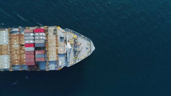 鸟瞰图集装箱船驾驶海上物流进出口或运输