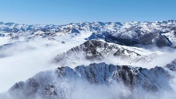 雪山山脉云雾蓝天下的中国四川嘉金山