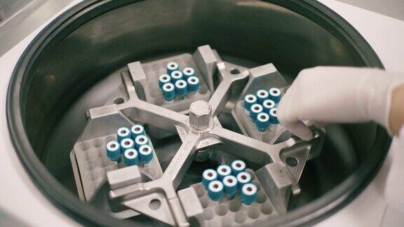 医疗技术人员在血液化验室使用旋转器