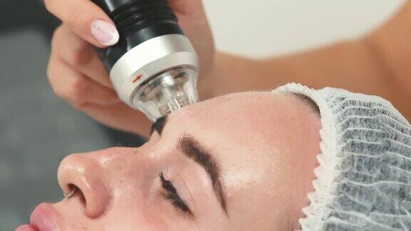 分式微针射频提升术在美容诊所的应用硬件美容关闭了美容师做面部年轻化治疗护肤抗衰老概念