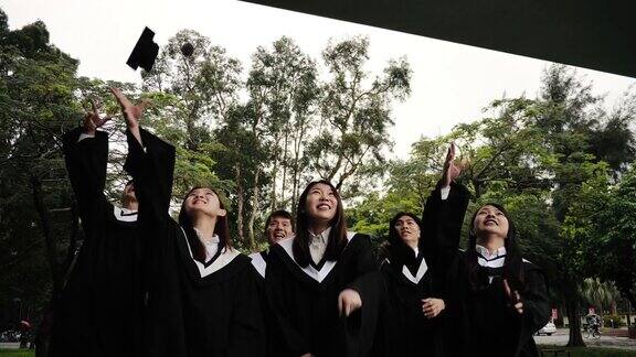 毕业典礼上学生们向空中抛帽子