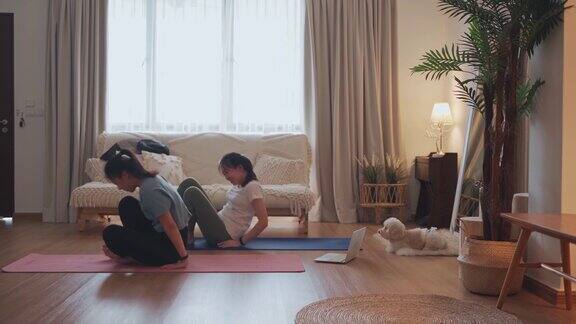 2亚洲华人女性喜欢在周末的休闲活动中一起在家锻炼