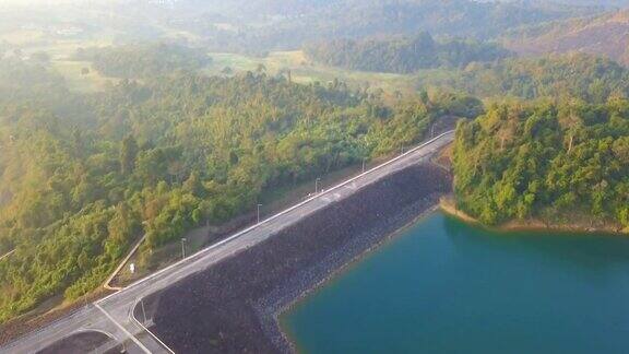 鸟瞰图的水电站CheowLan湖或Rajjaprabha大坝水库在苏拉特他尼省