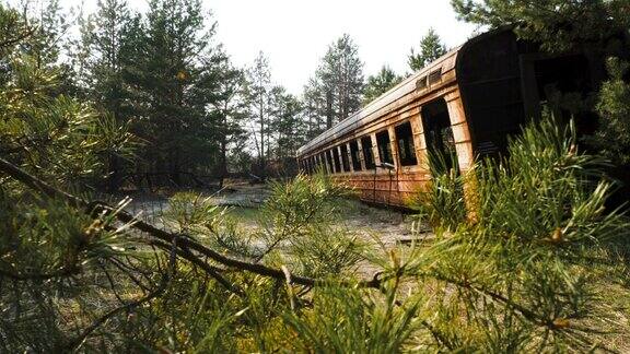 放射性的切尔诺贝利森林里被遗弃的铁路货车切尔诺贝利隔离区乌克兰