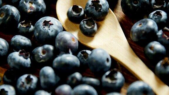 新鲜的蓝莓放在4k木桌上