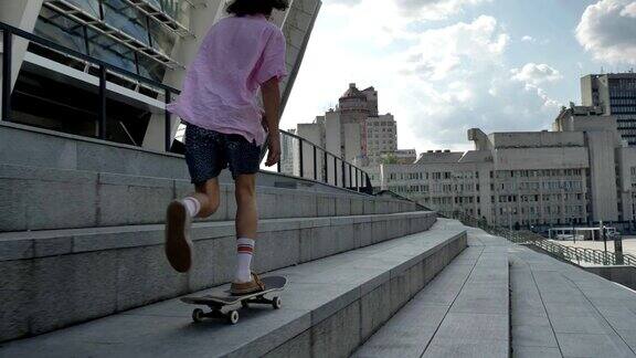 年轻人潮人的剪影是在夏天的白天玩滑板城市概念运动概念