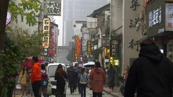 雨天长沙市中心著名的老行人拥挤街道慢镜头全景4k中国