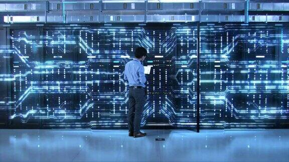 IT专家站在服务器机架前用触摸手势激活数据中心